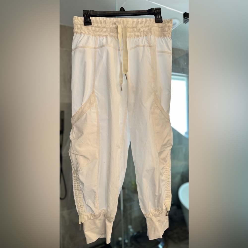 Lululemon Dance studio Jogger (Capri): white (size 6)